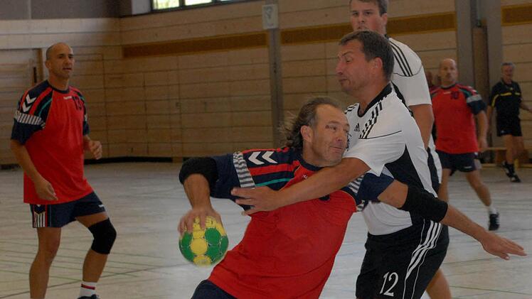 Spannende Handball-Spiele bekamen die Zuschauer beim "Pipatsch"-Turnier zu sehen. Die gastgebende TS Herzogenaurach (weiße Trikots) wurde am Ende Zweiter.