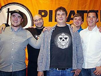 Seit Montagabend hat die Piratenpartei einen Kreisverband Kronach. Das Bild zeigt (von links) stellvertretender Kreisvorsitzenden Uwe Müller, Beisitzer Stefan Bassing, Kreisvorsitzenden Peter Goßrau, Beisitzer Marcel Brozek und Schatzmeister Daniel Rauh. Fotos: Heike Schülein