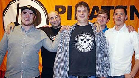Seit Montagabend hat die Piratenpartei einen Kreisverband Kronach. Das Bild zeigt (von links) stellvertretender Kreisvorsitzenden Uwe Müller, Beisitzer Stefan Bassing, Kreisvorsitzenden Peter Goßrau, Beisitzer Marcel Brozek und Schatzmeister Daniel Rauh. Fotos: Heike Schülein