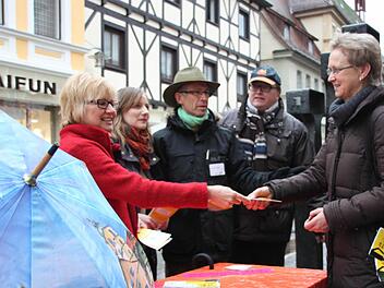 Endspurt: Das Aktionsbündnis versuchte in der Forchheimer Fußgängezone noch jede Stimme zu mobilisieren. Von links Anita Kern (SPD), Lisa Badum (Grüne) mit einem Parteikollegen und Manfred Hümmer (FW) mit einer Passantin. Foto: Andreas Oswald