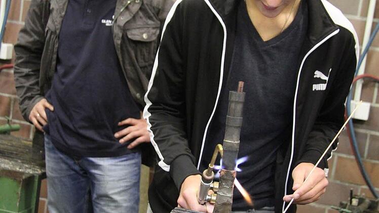 Valentin Bruhn (14) versucht sich im Löten.