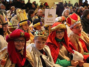 Gekrönte Häupter, wohin man blickt: Am Montag waren Sternsinger der ganzen Region zur zentralen Aussendung durch Erzbischof Ludwig Schick nach Kulmbach gekommen. Fotos: Matthias Hoch