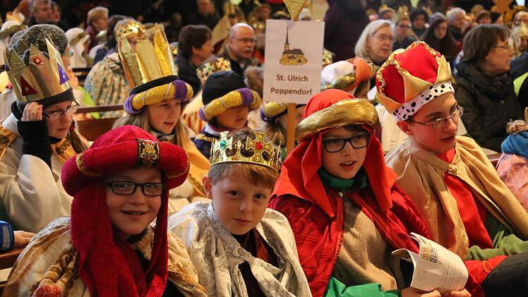 Gekrönte Häupter, wohin man blickt: Am Montag waren Sternsinger der ganzen Region zur zentralen Aussendung durch Erzbischof Ludwig Schick nach Kulmbach gekommen. Fotos: Matthias Hoch