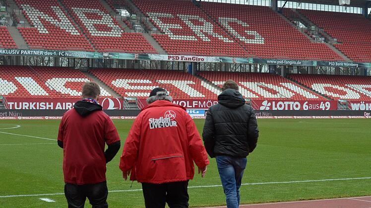 Die Besucher der Live-Tour im Nürnberger Stadion genießen die besondere Atmosphäre unmittelbar vor dem Anpiff. Foto: Nikolas Pelke