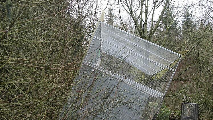 Die Voliere wurde komplett aus der Verankerung gerissen. Foto: Sonja Adam