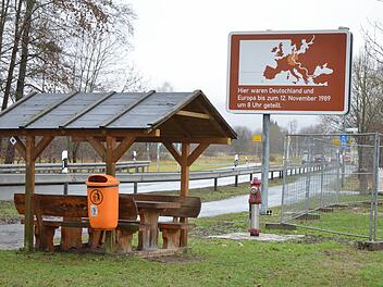 Eine Tafel erinnert an die Teilung Deutschlands. Die Gedenklinde steht ein Stück weiter auf Sonneberger Seite. Foto: Rainer Lutz