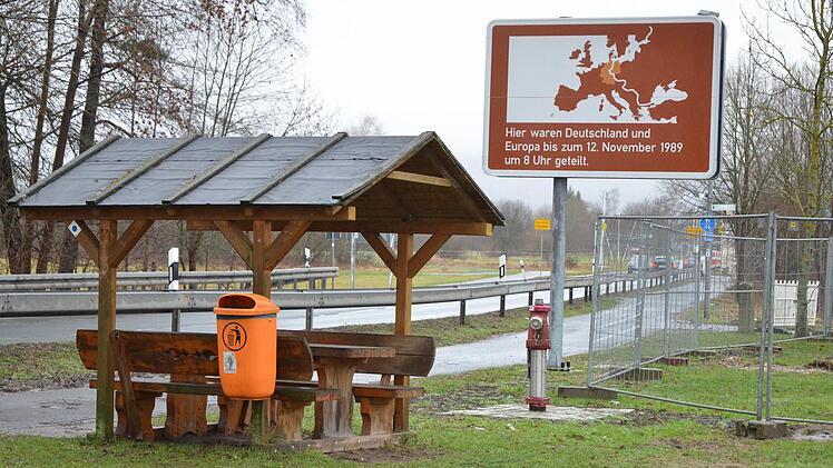 Eine Tafel erinnert an die Teilung Deutschlands. Die Gedenklinde steht ein Stück weiter auf Sonneberger Seite. Foto: Rainer Lutz