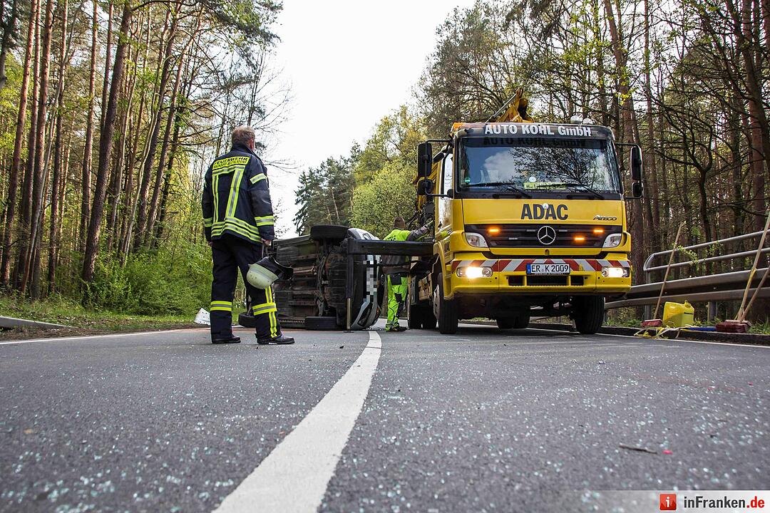 Unfall: Auto gerät bei Beutelsdorf auf Gegenfahrbahn und streift einen Traktor