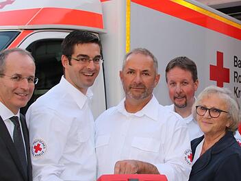 Kreis-Vorsitzender Dr. Alexander Siebel (links) und die kommissarische Geschäftsführerin Bernhilde Sebald-Roth (rechts) freuen sich über das neue Führungsteam: Neuer Kreisgeschäftsführer ist Michael Raut (Mitte), Stellvertreter sind Thomas Menz (rechts daneben) und Alexander Kretz.Ralf Ruppert