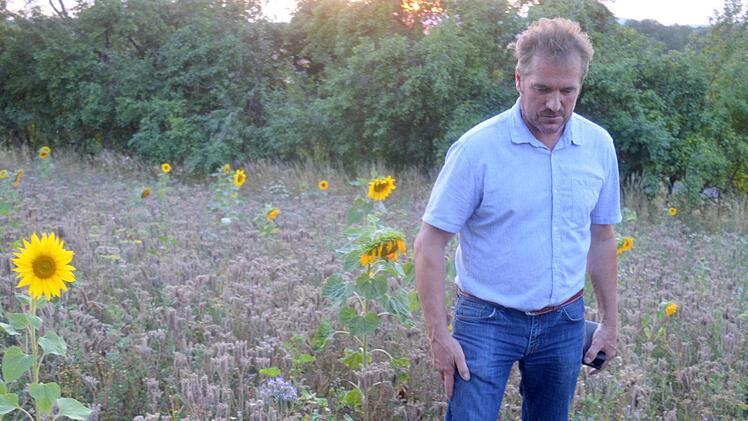 Landwirt Edgar Thomas erl&auml;utert was die Agrarpolitik zum Schutz der Biodiversit&auml;t unternimmt. Foto: Arthur Stollberger
