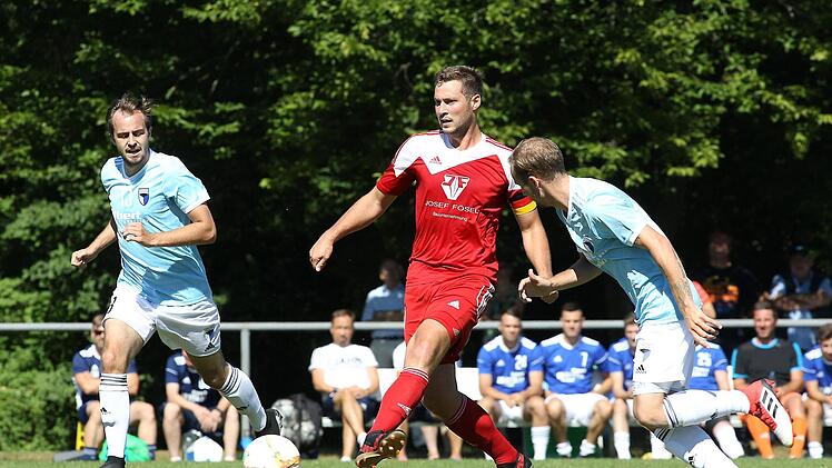Der SV Memmelsdorf setzt heute auf die R&uuml;ckkehr von Kapit&auml;n Michael Wernsdorfer (Mitte), der wie hier gegen Forchheim die F&auml;den im Mittelfeld ziehen soll. Foto: sportpress