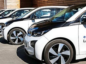 Besucher der Energiemesse d&uuml;rfen auch ein E-Mobil des Landkreises Probe fahren. Foto: p