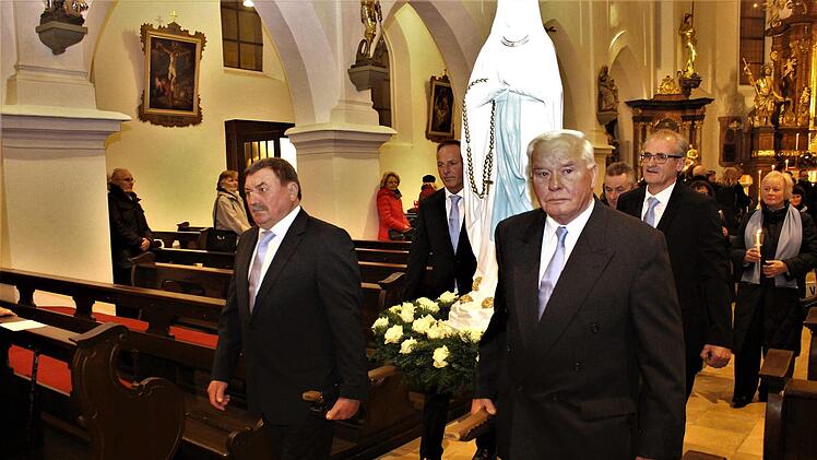 Die Grottengratler beim Auszug aus der Kirche