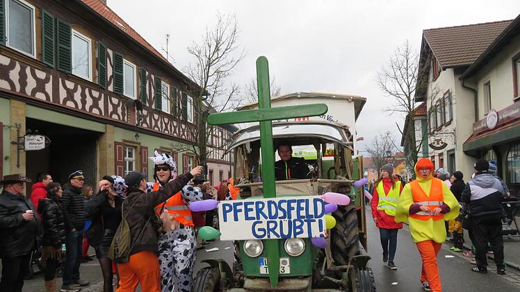 Noch immer topaktuell sind die Bauernproteste: Pferdsfeld grüßt hier mit dem typischen Symbol, dem "grünen Kreuz".