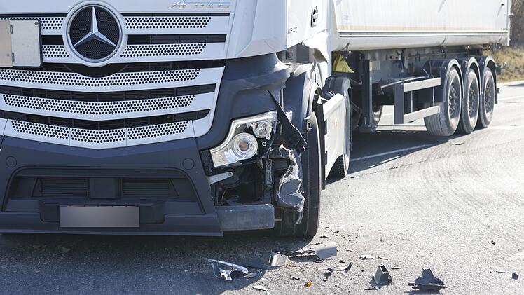 Motorradfahrer nach Kollision mit Lastwagen schwer verletzt