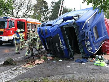 Hofheim: Sattelzug kippt in Straßengraben - verletzter Fahrer kann sich nicht mehr befreien