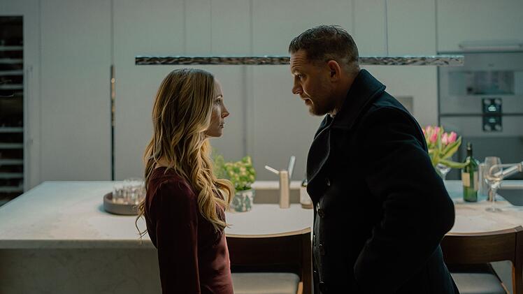 Während Harry De Souza (Tom Hardy) im Job die Ansagen macht, hat zu Hause seine Fraau Jan (Joanne Frogatt) das Sagen.