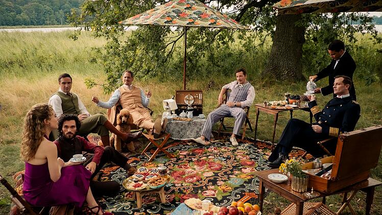 Um das Herz von Sophie (Alicia Rittberg, von links) k&auml;mpfen der ungarische Graf Szabos (Vladimir Korneev), Mr. Winterbottom (Frederick Lau), Mr. Pommeroy (Moritz Bleibtreu), Amerikaner Sir Toby (Jacob Matschenz) sowie der Admiral von Schneider (Christoph Schechinger).