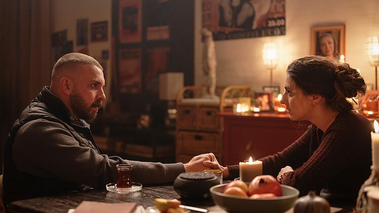 Hamza Kulina (Edin Hasanovic) und Almila Adak (Seyneb Saleh) kennen sich aus der Nachbarschaft. Die beiden waren in jungen Jahren ein Paar. Doch bis heute pflegen sie ein inniges Verh&auml;ltnis.