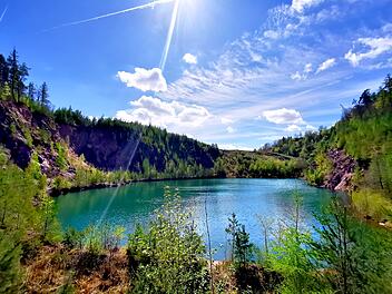 Der Hahnenkammsee schafft es im Badesee-Ranking 2026 unter die Top 100