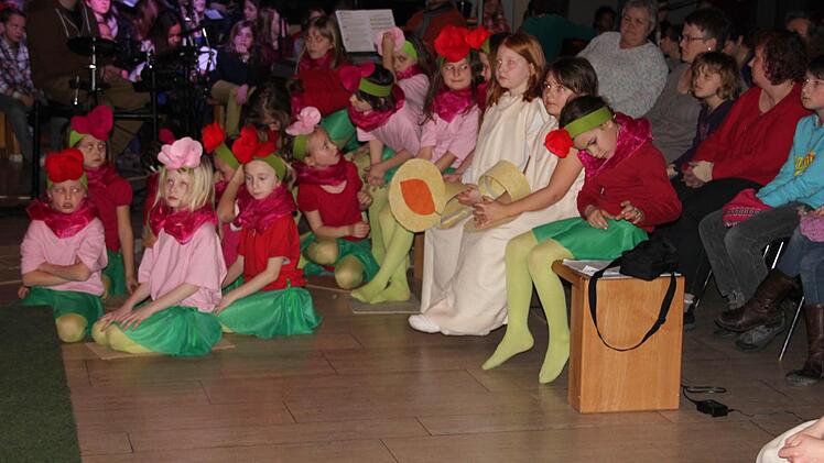 Die Blumenkinder vor ihrem Auftritt.