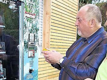 Stefan Fuchs (rechts) erklärte Pfarrer Rudolf Theiler die Funktionsweise des "Fuxomaten". Foto: Ralf Kestel