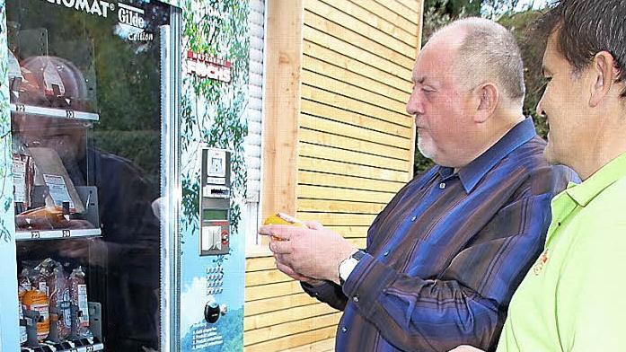 Stefan Fuchs (rechts) erklärte Pfarrer Rudolf Theiler die Funktionsweise des "Fuxomaten". Foto: Ralf Kestel