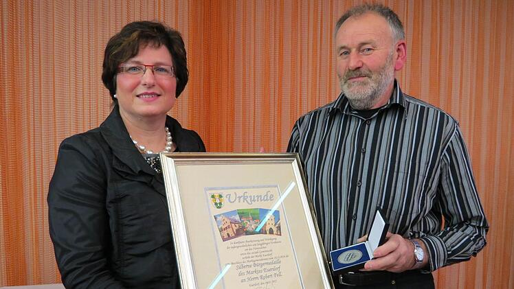 Robert Fell erhielt die Silberne Bürgermedaille für sein Engagement von Bürgermeisterin Patricia Schießer überreicht. Foto: Doris Bauer