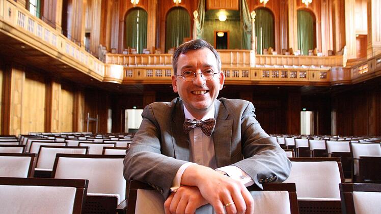 An seiner künftigen Wirkungsstätte: Dr. Tilman Schlömp ist ab 2017 für die künstlerische Leitung des Kissinger Sommers verantwortlich, sein Programm soll unter anderem den Max-Littmann-Saal füllen. Foto: Ralf Ruppert