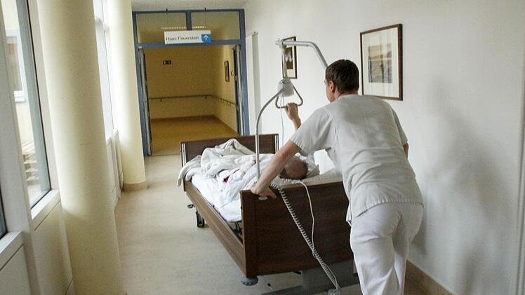 Klagt ein Patient über gesundheitliche Probleme, wird er ernst genommen und schnellstens medizinisch versorgt. Foto: Josef Hofbauer