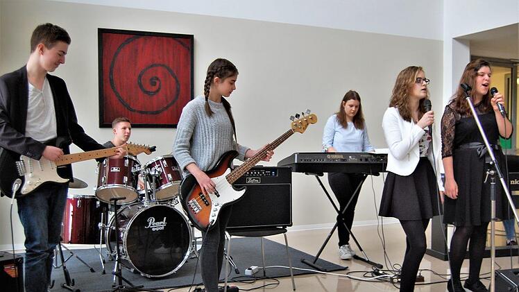 Die Schulband der Anton-Kliegl-Mittelschule brachte den Festgästen ein Ständchen. Sigismund von Dobschütz