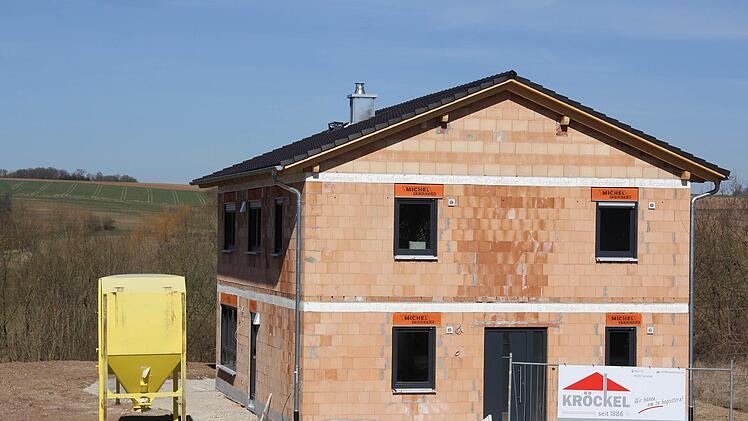 Das Sonnefelder Traditionsunternehmen hat ein modernes Einfamilienhaus konzipiert.