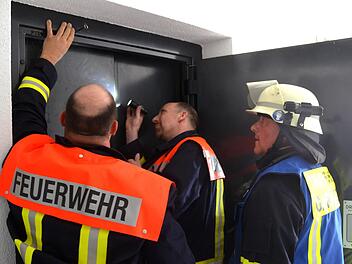 Die Feuerwehr begutachtete den Aufzug, in dem die ältere Damen eingesperrt war.  Peter Rauch