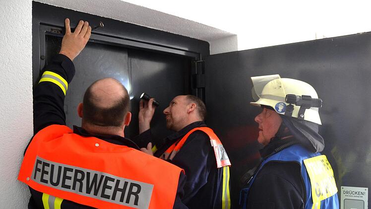 Die Feuerwehr begutachtete den Aufzug, in dem die ältere Damen eingesperrt war.  Peter Rauch