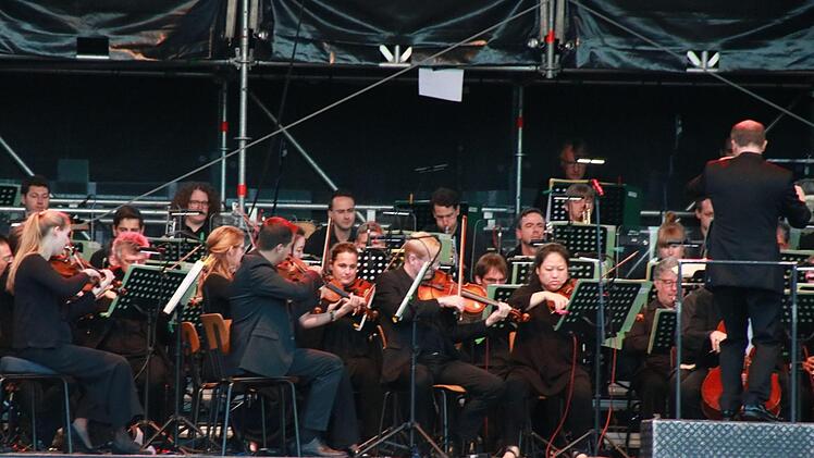 Tausende von Zuhörern bejubelten das Philharmonische Orchester des Landestheaters Coburg unter Leitung von Roland Kluttig  beim Klassik-Open-Air im Rosengarten.Foto: Jochen Berger