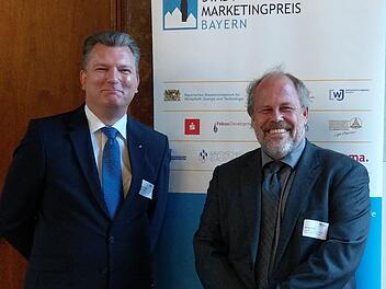 Haben gut lachen: Michael Selzer und Michael Böhm (von links) haben mit ihrer Aktion "Weihnachtsbaum für die Queen" den Stadtmarketingpreis 2018 für Coburg geholt. Foto: Simone Bastian