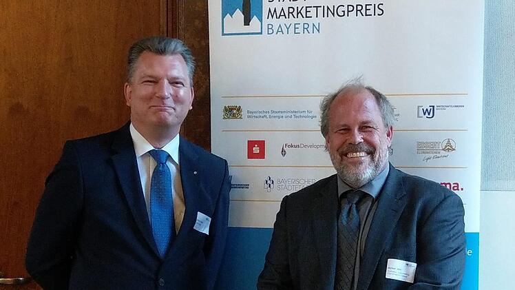 Haben gut lachen: Michael Selzer und Michael Böhm (von links) haben mit ihrer Aktion "Weihnachtsbaum für die Queen" den Stadtmarketingpreis 2018 für Coburg geholt. Foto: Simone Bastian