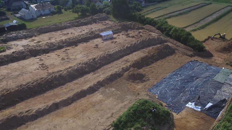 Blick von einer Drohne auf das bis zu 2,5 Hektar große Untersuchungsgebiet bei Erlach. Die vier Meter breiten Sondagen wurden mit einem Bagger angelegt.Archäologistik Bamberg