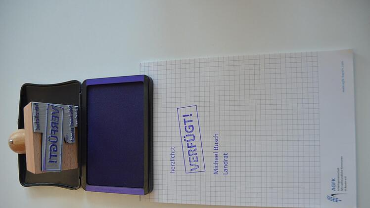 "Herzlichst verfügt", steht auf einem Stempel, den Mitarbeiter des Amtes für Michael Busch anfertigen ließen.