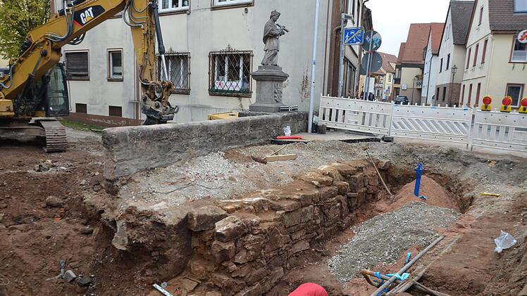 Die Reste der vor ein paar Wochen kurz freigelegten Brückenmauer im Steinweg (Bildmitte) sind jünger als gedacht.