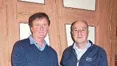 Bürgermeister Hans-Peter Laschka (links) nimmt das Buch "Neundorf in Bildern" entgegen, das Friedrich Bürger dem Markt zum Geschenk machte. Foto: Heike Schülein