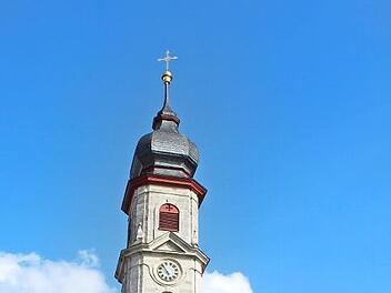 Über dem Ostermarkt thront die Kirche Sankt Sebastian. Hier und in den umliegenden Straßen sind Stände aufgebaut.  Foto: Sebastian Schunder/Archiv