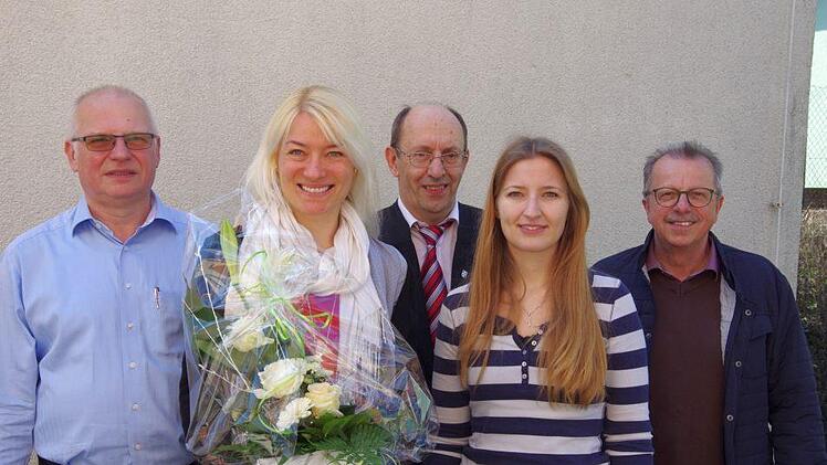 Elmar Brehm (links) und Siegfried Gottwald (Mitte) bedanken sich bei der bisherigen Chorleiterin Ilona Seufert mit Blumen und heißen die neue Chorleiterin Mirja Betzer willkommen. Stellvertretender Landrat Emil Müller bedankte sich im Namen des Landkreises bei Frau Seufert. Foto: Klaus Werner