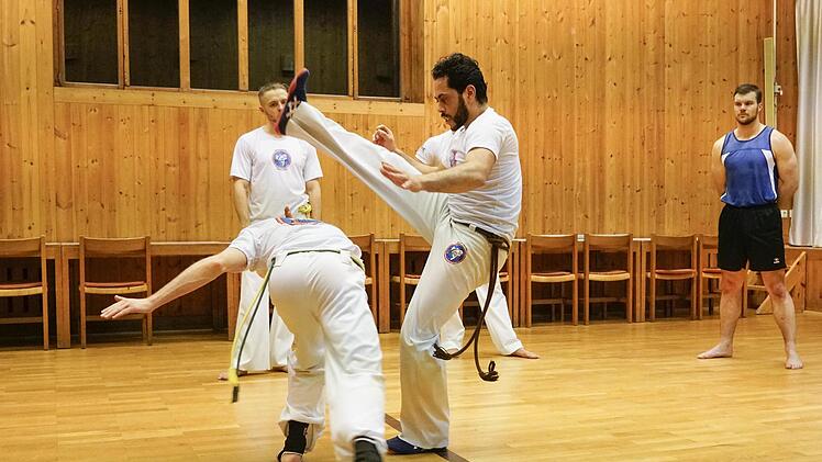 Queixada: Das gestreckte Bein wird nach au&szlig;en geschwungen.