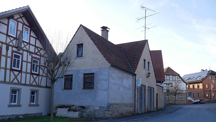Das ehemalige Feuerwehrhaus wird, nachdem eine Erbengemeinschaft das Erbe ausgeschlagen hat, wohl an den Freistaat Bayern fallen. Foto: Daniel Wiener