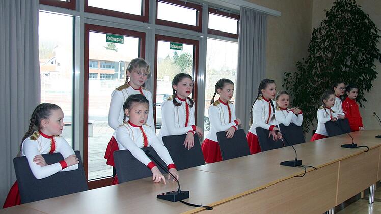 Die Gardemädchen bekamen viel Lob vom Bürgermeister.   Foto: Richard Sänger