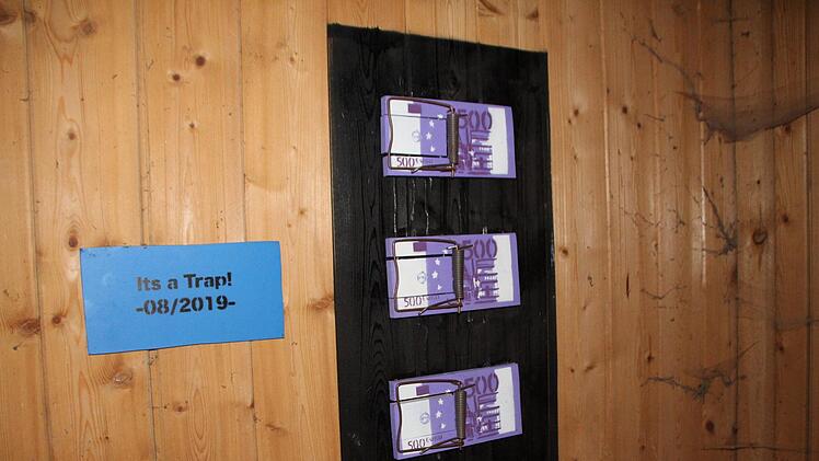 Die Schnitzeljagd führt in den Wald zwischen Uehlfeld und Vestenbergsgreuth. "The blue gallery": Der mysteriöse Künstler hat sich dort offenbar schon vor einem Jahr ein weiteres, verstecktes "Atelier" in einer verlassenen Hütte  eingerichtet. Foto: Christian Bauriedel