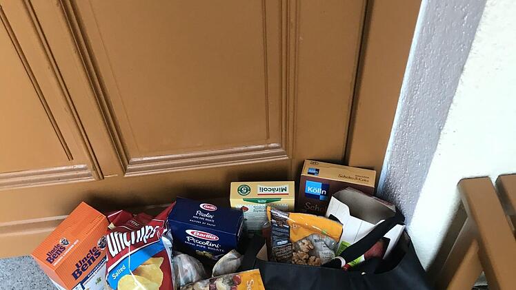 Einkaufen nach Wunschliste: Die Eltern von Trixi und Michael Zapf haben ihnen täglich auch selbst gekochtes Essen vor die Tür gestellt.