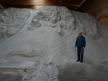 Karl-Heinz Baumeister im Salzlager der Außenstelle der Straßenmeisterei  in Bischofsheim. Foto: Marion Eckert