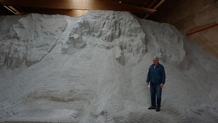 Karl-Heinz Baumeister im Salzlager der Außenstelle der Straßenmeisterei  in Bischofsheim. Foto: Marion Eckert
